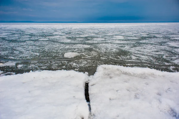 Journée au lac Baikal. Flottement printanier de glace — Photo