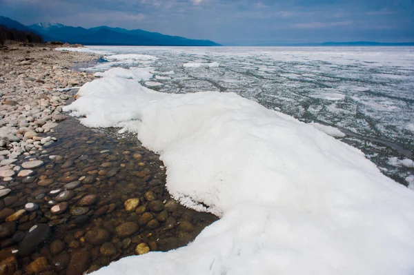 Dia em Baikal Lake. Primavera flutuando de gelo — Fotografia de Stock