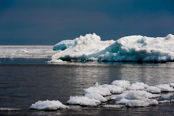 Journée au lac Baikal. Flottement printanier de glace — Photo