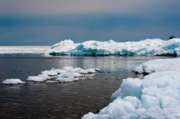 Dag op Baikal Lake. Lente drijvend ijs Stockafbeelding