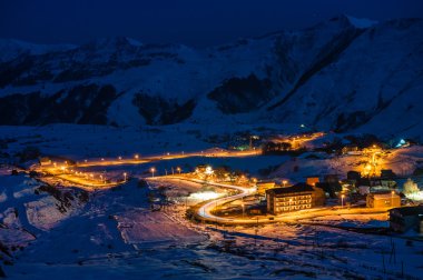 Kış karlı dağlar. Kafkas Dağları, Georgia, Gudauri.