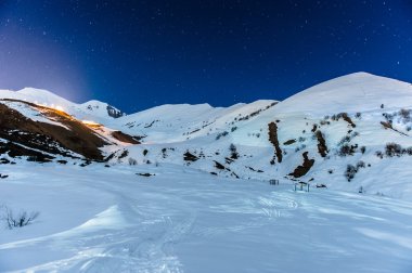 Kış karlı dağlar. Kafkas Dağları, Georgia, Gudauri.