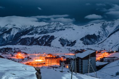 Kış karlı dağlar. Kafkas Dağları, Georgia, Gudauri.