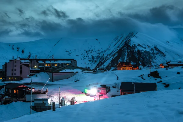 Vinter snöiga bergen. Kaukasus bergen, Georgien, Gudauri. — Stockfoto