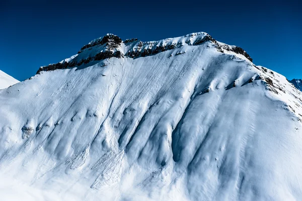 冬の雪に覆われた山々。コーカサス山脈、ジョージア、グダウリ. — ストック写真