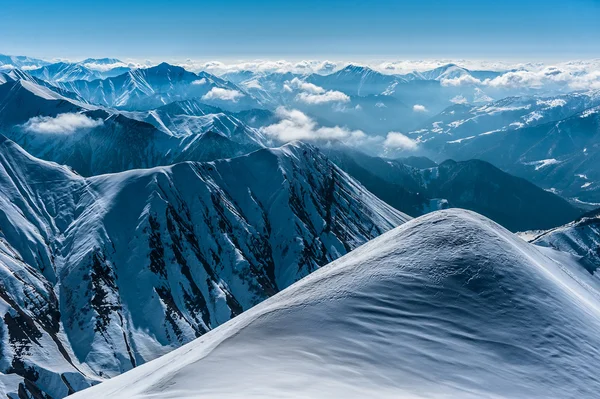 冬の雪に覆われた山々。コーカサス山脈、ジョージア、グダウリ. — ストック写真