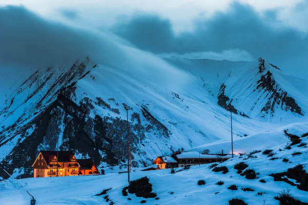 冬天白雪皑皑的山脉。高加索山脉，格鲁吉亚 Gudauri. — 图库照片