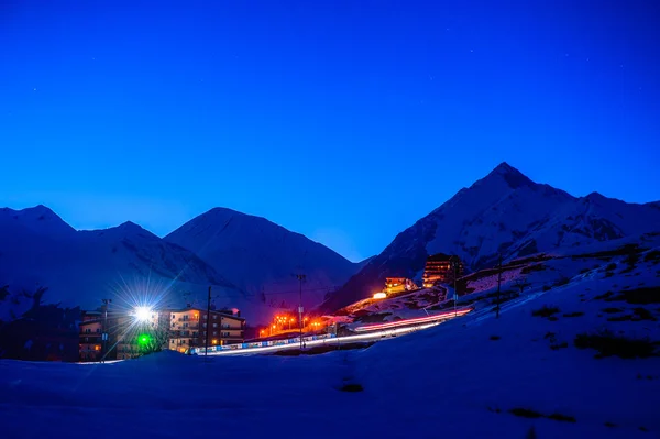 Vinter snöiga bergen. Kaukasus bergen, Georgien, Gudauri. — Stockfoto