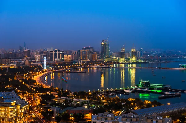 Vista noturna da cidade de Baku — Fotografia de Stock