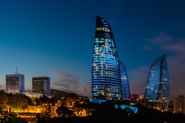 Alev Kuleleri olan yeni gökdelenler, Bakü, Azerbaycan