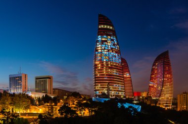 Alev Kuleleri olan yeni gökdelenler, Bakü, Azerbaycan