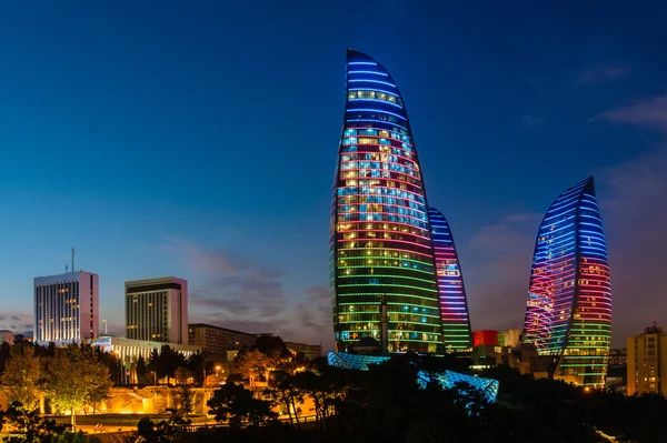 Vlam torens zijn nieuwe wolkenkrabbers in Baku, Azerbaijan — Stockfoto