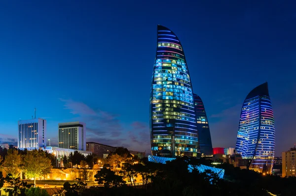 Vlam torens zijn nieuwe wolkenkrabbers in Baku, Azerbaijan — Stockfoto