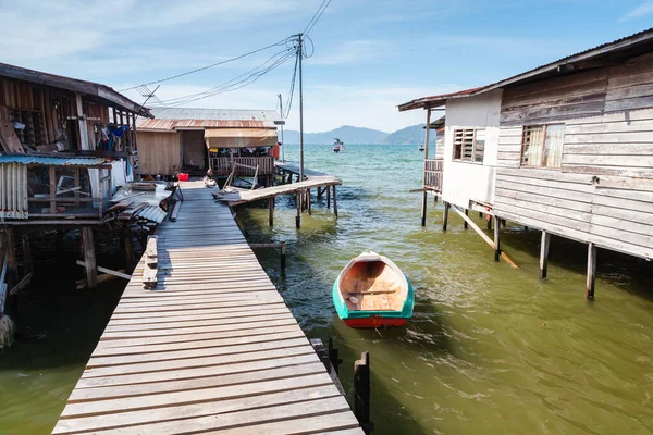 View of the poor district of Kota Kinabalu, Sabah, Malaysia. Old wooden houses and footbridges on stilts — Stock Image View Poor District Kota Kinabalu Sabah Malaysia Old Wooden Houses Stock Image
