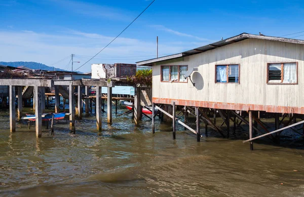 Wooden houses, bridges and barns on stilts. Poor district of Kota Kinabalu, Sabah, Malaysia — Stock Image Wooden Houses Bridges Barns Stilts Poor District Kota Kinabalu Sabah Stock Picture