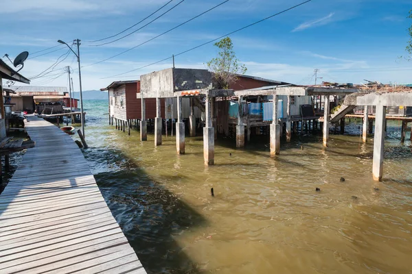 View of the poor district of Kota Kinabalu, Malaysia. Old wooden houses and footbridges on stilts — Stock Image View Poor District Kota Kinabalu Malaysia Old Wooden Houses Footbridges Stock Photo