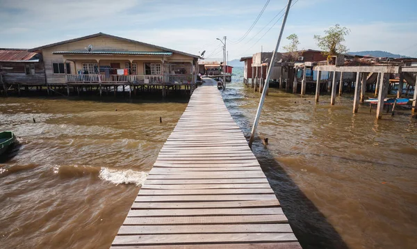 Poor district of Kota Kinabalu, Sabah, Malaysia. Old wooden houses and footbridges on stilts — Stock Image Poor District Kota Kinabalu Sabah Malaysia Old Wooden Houses Footbridges Stock Picture