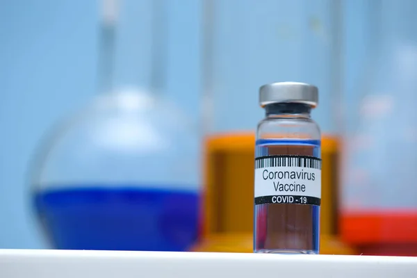 Vaksin Coronavirus Dalam Botol Untuk Injeksi Atas Meja Terhadap Laboratorium — Stok Foto