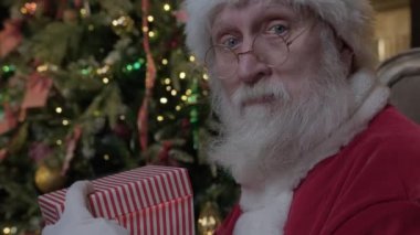 Noel gecesi Aziz Nicholas 'tan sihirli hediyeler. Noel Baba sihirli parlayan hediye kutusunu açar ve içine bakar, kutudan parlak bir ışık parlar. Mutlu yıllar ve Noel. 