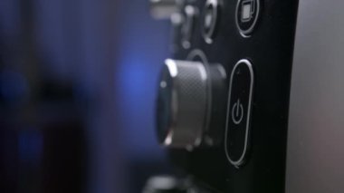 Kahve makinesinin siyah düğmesine basan bir adamın kahve makinesini kapatmak için yakın plan fotoğrafı.