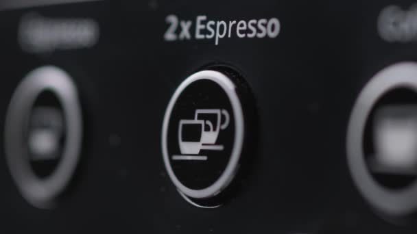 Barista, kahve makinesinde kahve basma düğmesi yapmak için duble espresso seçer ve kahve makinesinde parmağıyla kahve kokulu kahve hazırlar. — Stok video