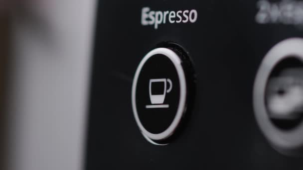 Närbild Barista väljer en espresso för att göra kaffeknappen med ordet espresso på kaffemaskinen med fingret och förbereder svartdoftande varmt kaffe — Stockvideo