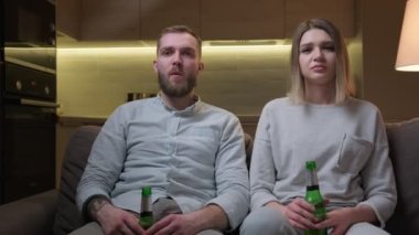 Akşam TV 'de kız arkadaşı olan bir adam futbol maçı izliyor, alkol içiyor ve gol atamıyor. Hayal kırıklığı, maç izlerken yerine getirilmemiş umutlar, favori takımını kaybetmek..