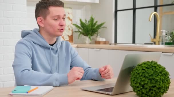 Jovem feliz por webcam olhando para laptop, homem falando por vídeo chamada estudo on-line consultoria de apoio ao cliente venda trabalhando em casa. — Vídeo de Stock