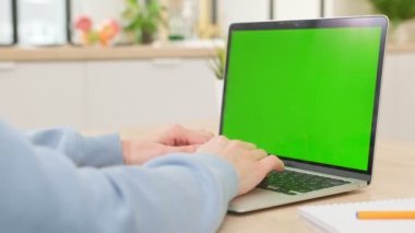 Klavyede klavye yeşil ekran kromatonuyla yazı yazan adamın arka görüntüsü, merkez ofiste kromakey ekranı eşliğinde laptopta görüntülü konuşma yapan adamın görüntüsü. Yeşil Ekran.