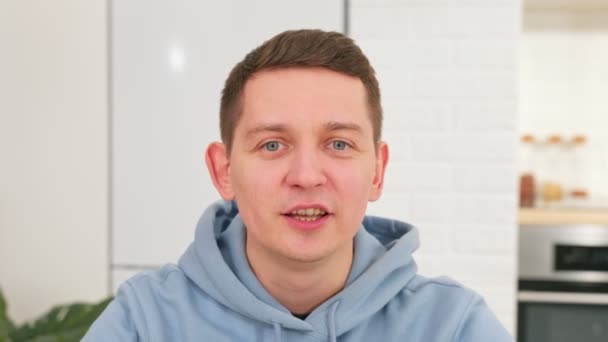 Porträt junger erwachsener Mann vlogger Blick auf Kamera-Talk machen Live-Videokonferenz Online-Chat mit Computer-App Aufzeichnung Blog vlog zu Hause, Nahaufnahme Webcam-Ansicht, Videochat-Konzept. — Stockvideo