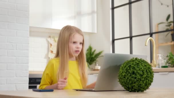 Conferência estudante adolescente menina escola chamando no laptop educação à distância em casa. Adolescente estudante conversando por web cam se preparando para teste ou exame com professor online. — Vídeo de Stock