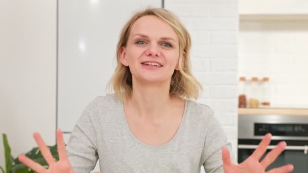 Carino giovane donna d'affari bionda, parlando con la webcam durante l'esecuzione di videoconferenza remota online. Insegnante di Internet femminile fa chat remota mentre si lavora da casa. Concetto di telelavoro webcam. — Video Stock