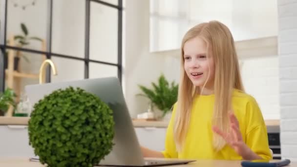 Ученица подростковой школы звонит на дистанционное обучение по ноутбуку дома. Девочка-подросток в чате через веб-камеру, готовясь к тесту или экзамену с онлайн-учителем. — стоковое видео