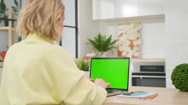 Mädchen verwendet Green Screen Chroma Key Laptop zum Lernen, schreibt nützliche Informationen auf. Fernunterricht, E-Education, E-Learning, Homeschooling-Konzept. Nahaufnahme über Schulter POV. — Stockvideo
