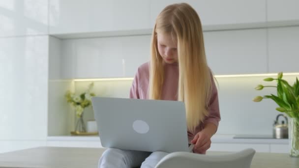 Кавказская блондинка девочка школьница в обучении онлайн из дома смотреть уроки веб-класса или слушать репетитора на видео-звонок электронного обучения по пандемии изоляции. Дистанционное обучение детей. — стоковое видео