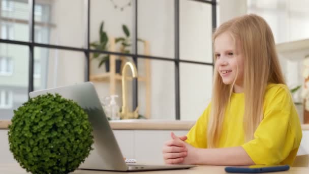 Adolescente rubia chica, estudiante de la universidad de la escuela aprender a ver un webinar en línea webcast de clase mirando portátil e-learning curso a distancia o videollamada del profesor en la webcam. Chico haciendo la tarea. — Vídeo de stock