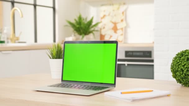 Moderner Laptop mit Chroma-Key-Attrappe, grüner Bildschirm auf Wohnzimmertisch, Schreibtisch für die Arbeit zu Hause eingerichtet - Technologiekonzept hautnah — Stockvideo