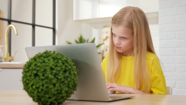 Adolescente blonde, étudiante de collège scolaire apprendre à regarder un webinaire en ligne webcast de classe regardant le cours à distance e-learning ordinateur portable ou appel vidéo de l'enseignant sur webcam. Le gamin fait ses devoirs.. — Video