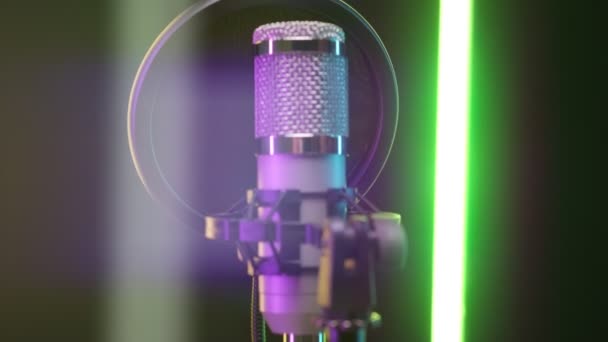 Enregistrement studio, microphone professionnel en studio d'enregistrement, gros plan. Microphone professionnel de prise de vue pour doublage et chant en studio d'enregistrement aux rayons de projecteurs colorés. concept de podcast. — Video