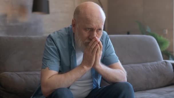 Elderly grandfather grabs his heart, panic attack, health problems, personal experiences, depression, myocardial infarction. Heart failure or panic attack in an elderly pensioner sitting at home. — Stock Video