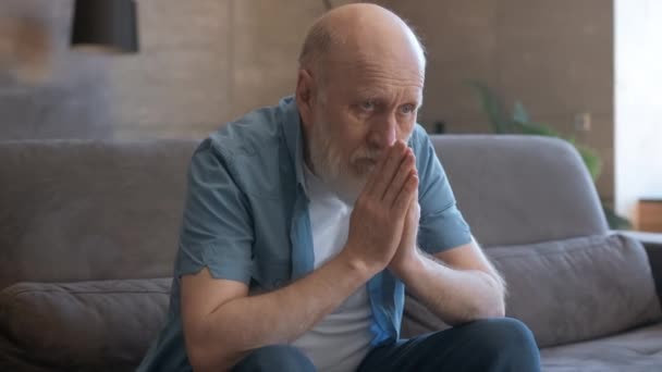 Triste vieil homme assis seul se souvenant de sa vie passée, veuf pleure sa femme, se sent malheureux, plongé dans des pensées tristes, problèmes de santé, difficultés personnelles, solitude, dépression, maladie de Parkinson. — Video