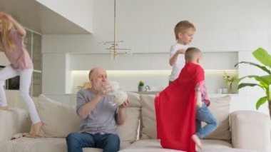 Ailesi olan yaşlı bir insanın tasasız emekliliği kutlu olsun. Mutlu emekli büyükbaba torunlarıyla dinleniyor, çocuklar büyükbabalarına sarılıyor, eğleniyor ve gülüyorlar..