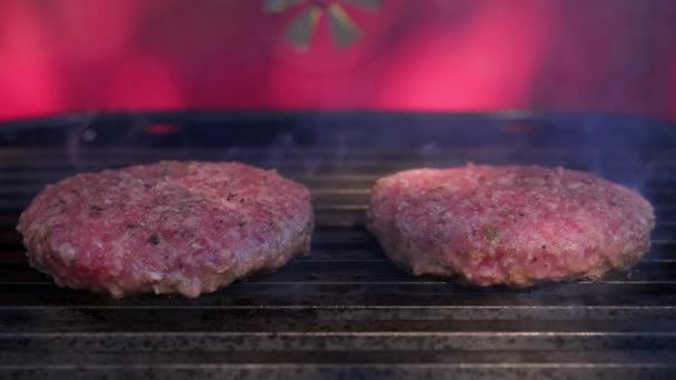 Rundvlees en varkensvlees voor hamburger koken. Rauwe hamburger. Man met spatel en tang maakt pasteitjes voor hamburgers. Gegrilde hamburger cutlet rundvlees gehakt pasteitjes. — Stockvideo