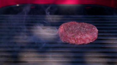 Barbeküde ızgara barbeküde leziz hamburger köfteleri pişirmek. Şef lezzetli hamburgerler pişirmek için çiğ eti ızgaraya koyar. Izgara ızgaralı lezzetli burger. Izgarada ızgara yapmak..