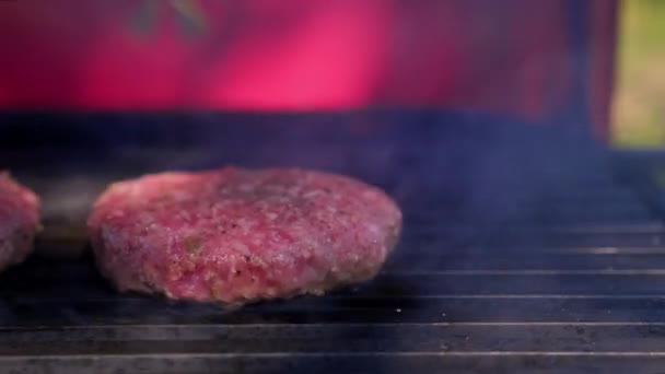 Minced beef patties with grilled burger patties. Preparation of beef and pork cutlets for a burger. Burger with a raw cutlet. Delicious burger with barbecue grill. Cooking on barbecue grill. — Stock Video