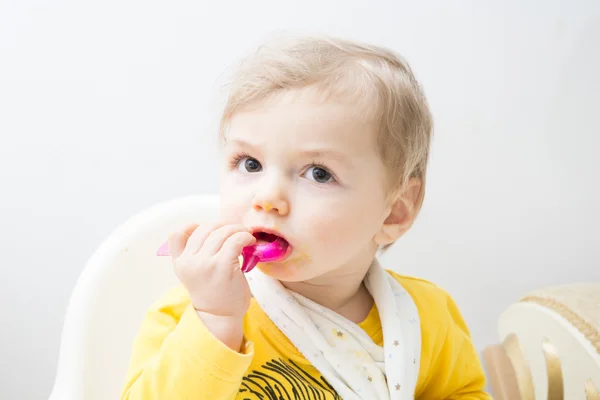 Słodkie dziecko jedzenie — Zdjęcie stockowe
