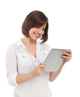 Elektronik bir tablet tutan gülümseyen kadın