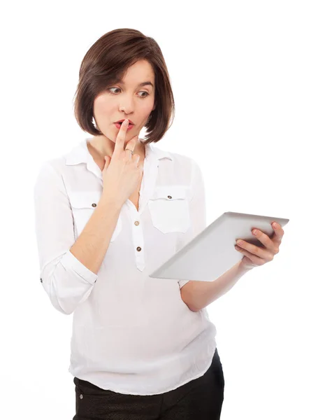 Mujer asombrada leyendo en un touchpad — Foto de Stock