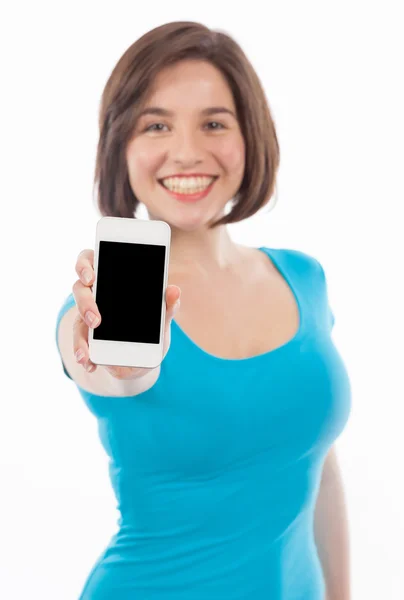 Morena bonita apresentando um smartphone (foco no telefone ) — Fotografia de Stock