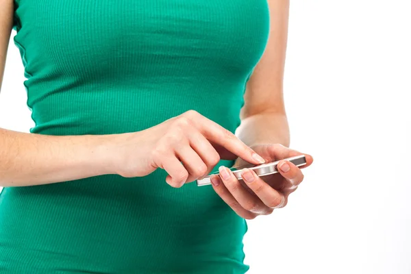 Jeune femme textos sur son téléphone — Photo